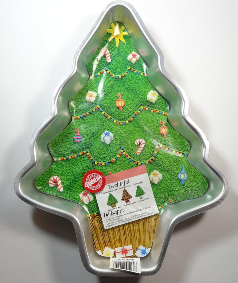 Wilton Christmas Tree Shaped Holiday Cake Pan, Fluted Baking Pan